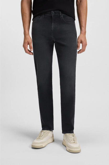 TAPERED-FIT JEANS IN BLACK COMFORT-STRETCH DENIM
